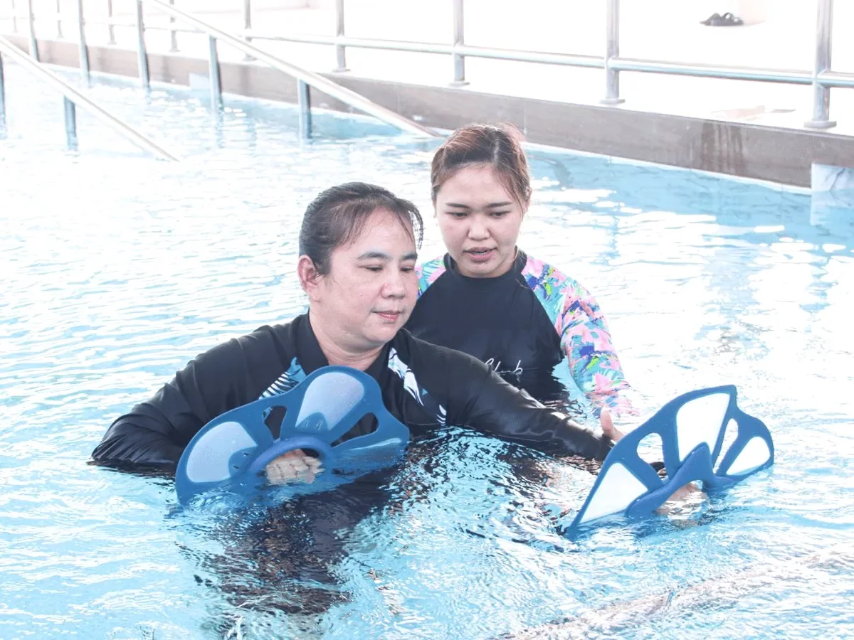สระธาราบำบัดน้ำอุ่น นักกายภาพบำบัดลงสระฝึกกับผู้รับบริการ ศูนย์ฟื้นฟูคิน KIN สุขุมวิท 107 | Warm-water hydrotherapy pool at KIN Sukhumvit 107