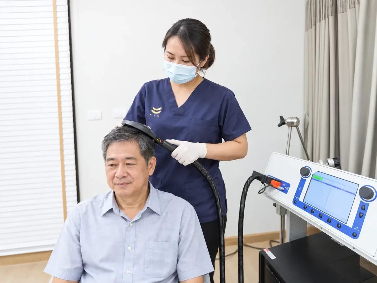 เจ้าหน้าที่ชุดกรมท่าทำ TMS กระตุ้นสมองให้ผู้ป่วยสโตรก ศูนย์ฟื้นฟูคิน KIN | TMS brain stimulation for stroke outpatient