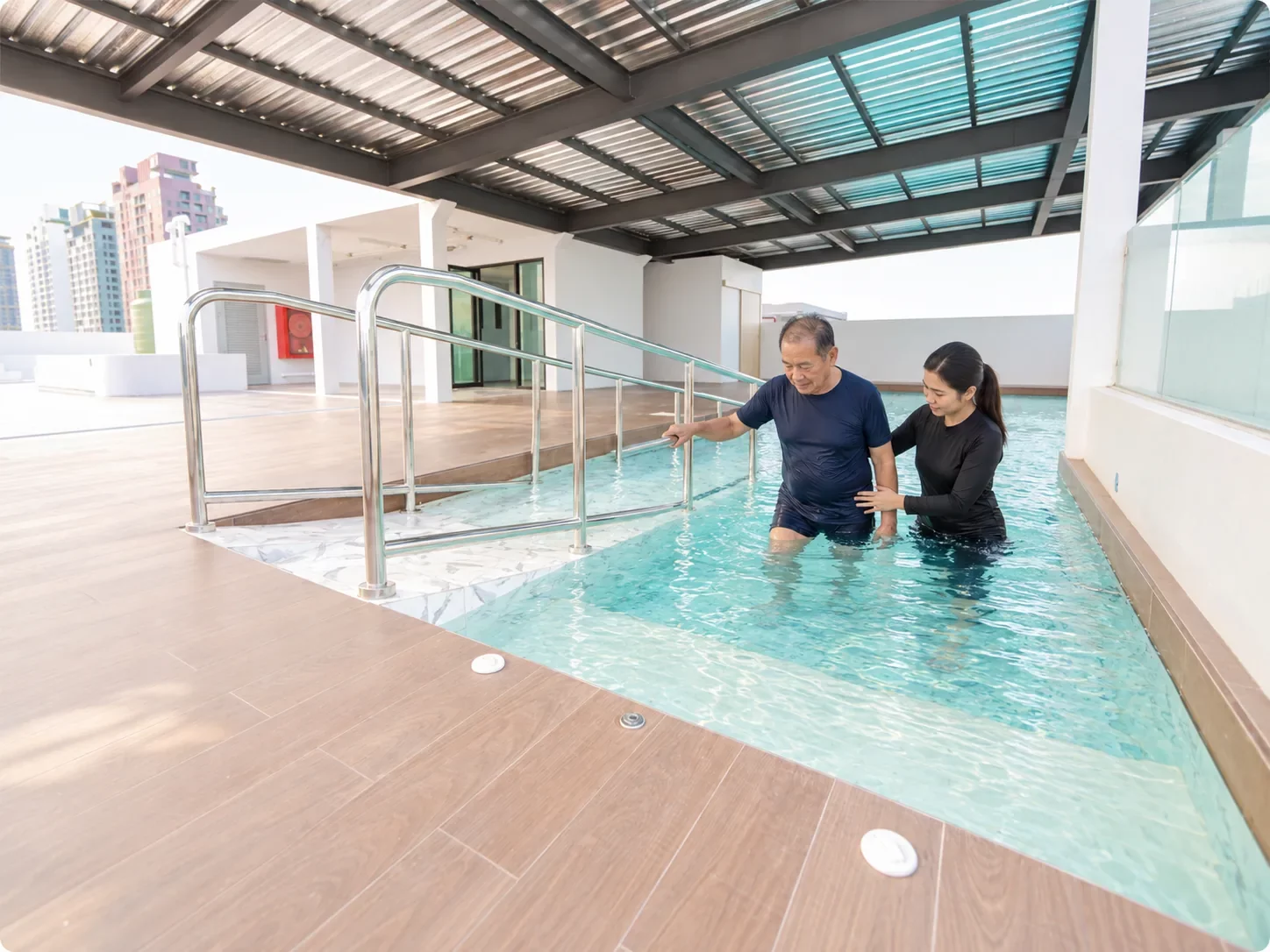 KIN 水疗：物理治疗师在水池中扶助长者进行步行训练