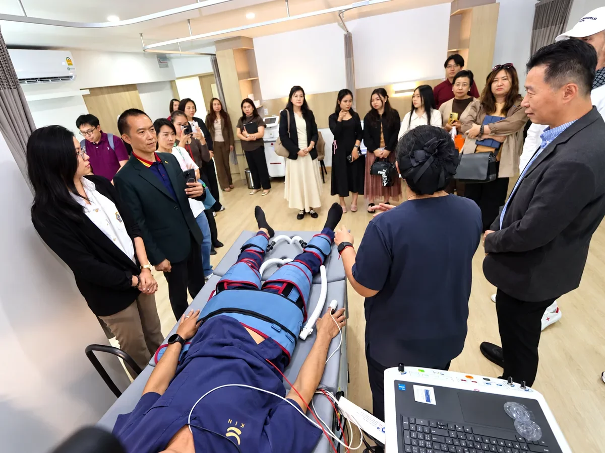 สาธิตการใช้เครื่อง EECP บีบรัดขาเป็นจังหวะตามคลื่นไฟฟ้าหัวใจ ให้ผู้ร่วมงานชมในวันเปิดศูนย์