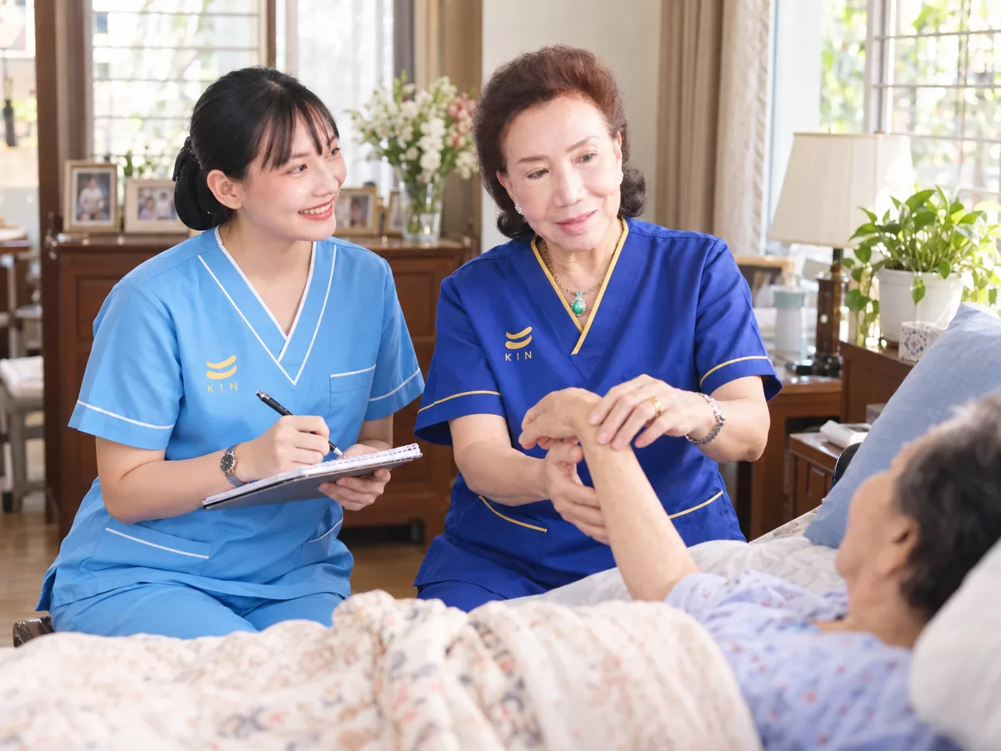 พยาบาลวิชาชีพแนะนำนักบริบาลข้างเตียง KIN HomeCare | Nurse supervising caregiver