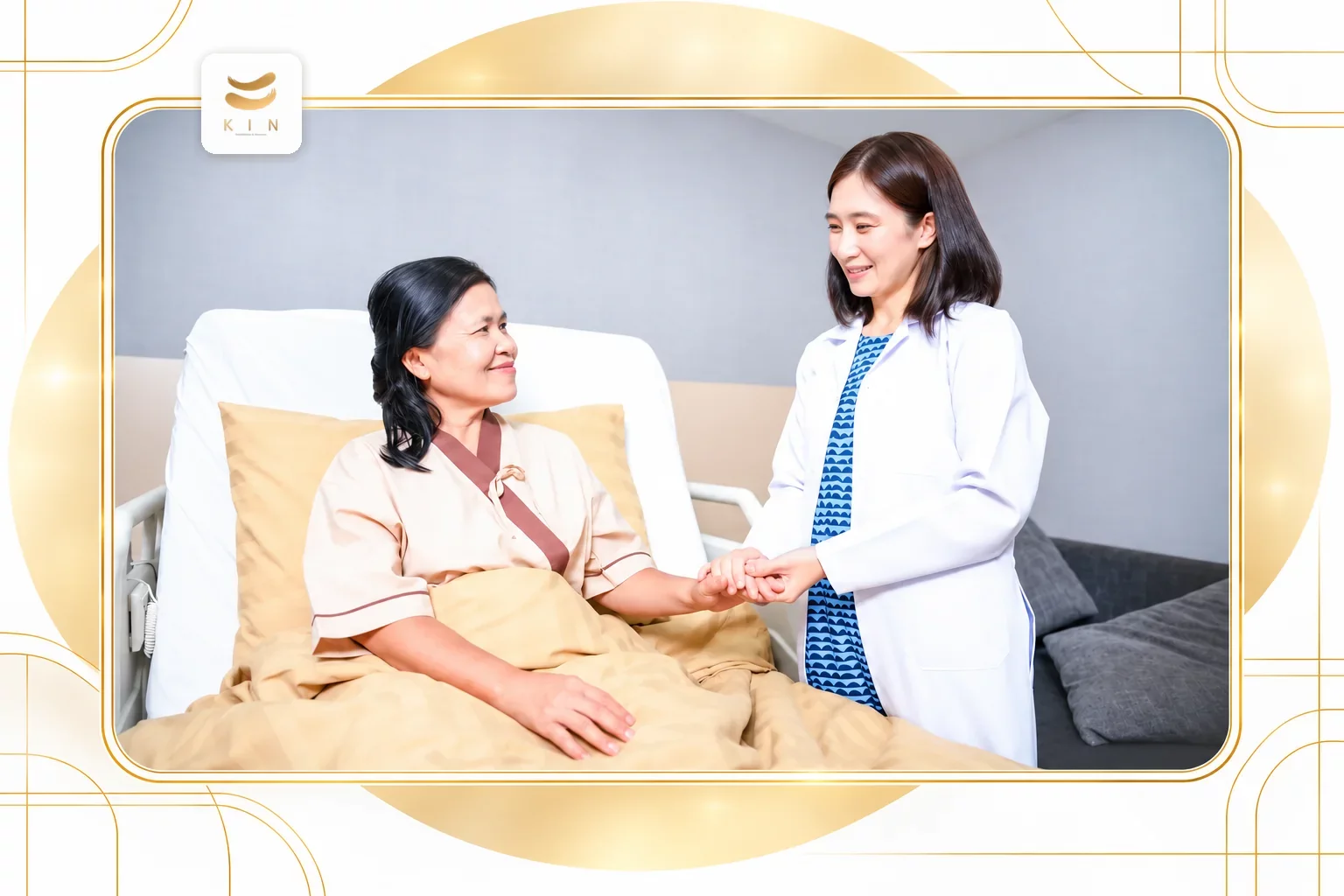 แพทย์ดูแลผู้รับบริการบนเตียงอย่างอบอุ่น · ภาพประกอบจากภาพจริงของ KIN Rehabilitation แพทย์ดูแลผู้รับบริการบนเตียงอย่างอบอุ่น · ภาพประกอบจากภาพจริงของ KIN Rehabilitation