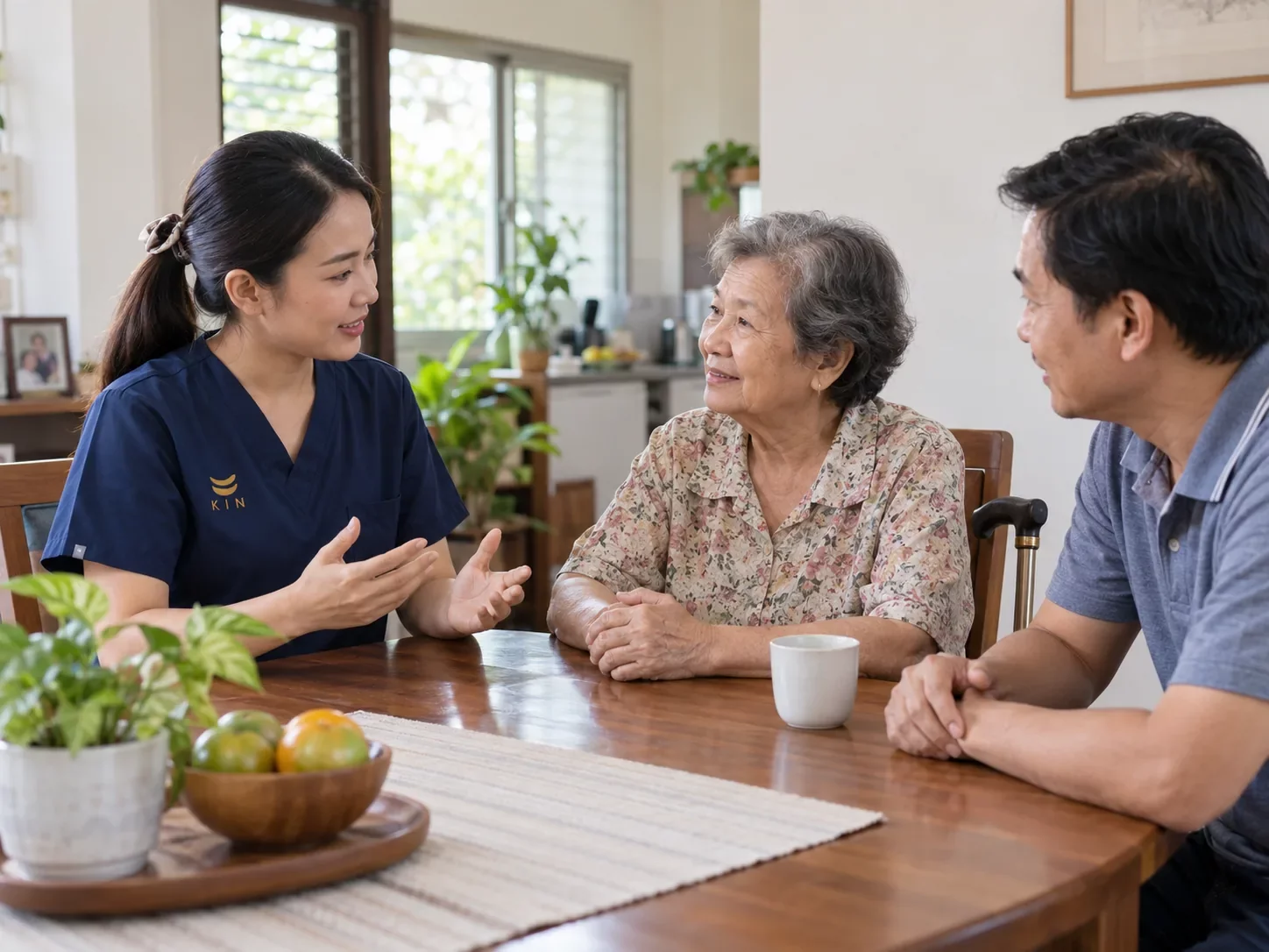 พยาบาลอธิบายคุณยายและลูกชายเรื่องอาการหลังล้ม ศูนย์ฟื้นฟูคิน KIN