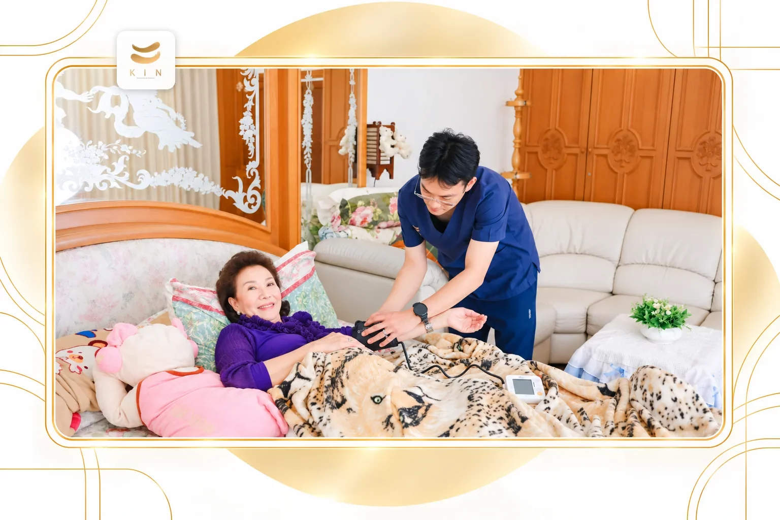 นักบริบาล KIN HomeCare ดูแลผู้สูงอายุติดเตียงที่บ้าน — ประกอบหัวข้อ “นักบริบาล (NA) กับพยาบาลวิชาชีพ ต่างกันอย่างไร” · ภาพประกอบจากภาพจริงของ KIN Rehabilitation