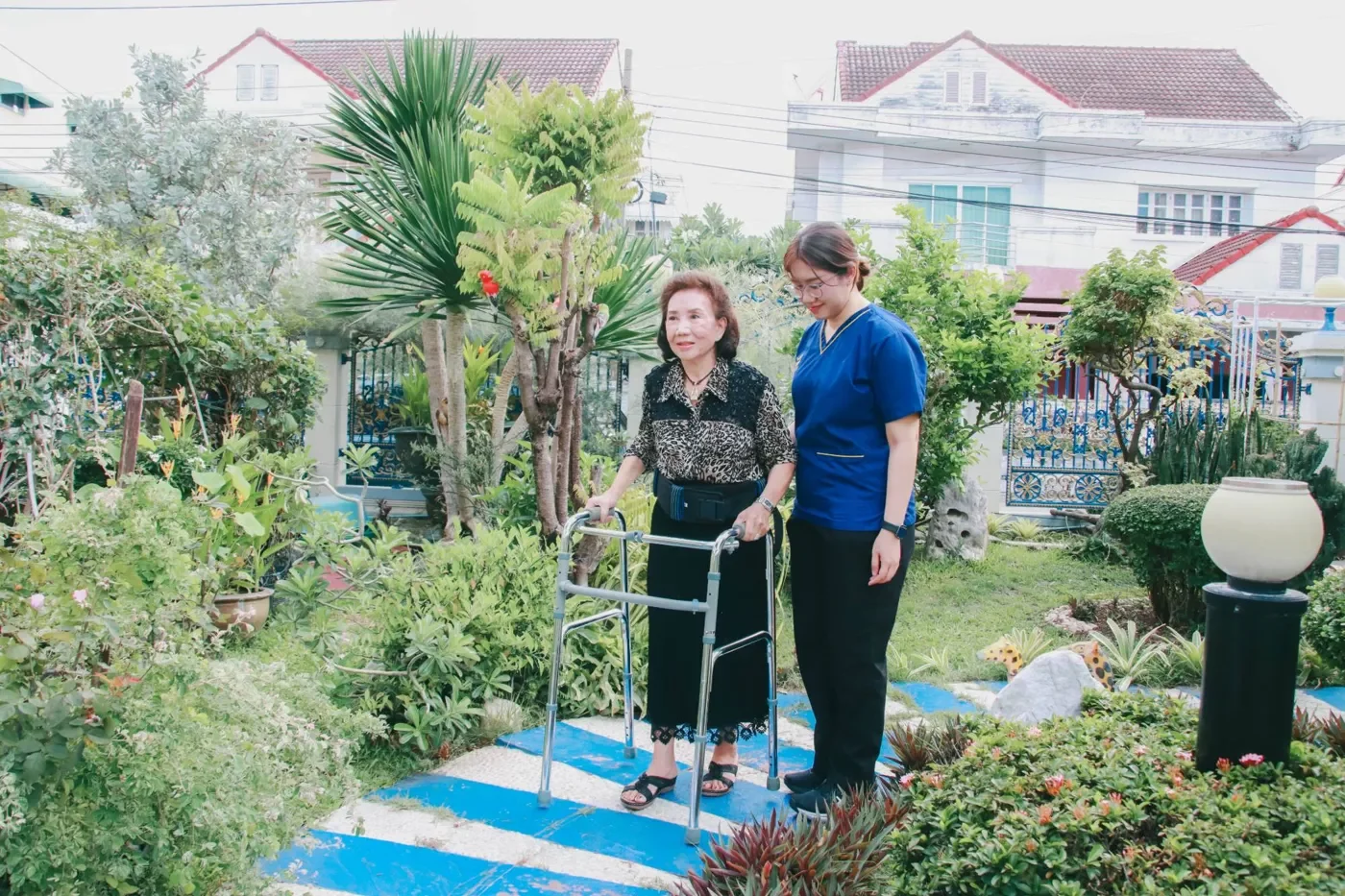 นักกายภาพบำบัด KIN HomeCare ฝึกเดินผู้สูงอายุที่บ้าน