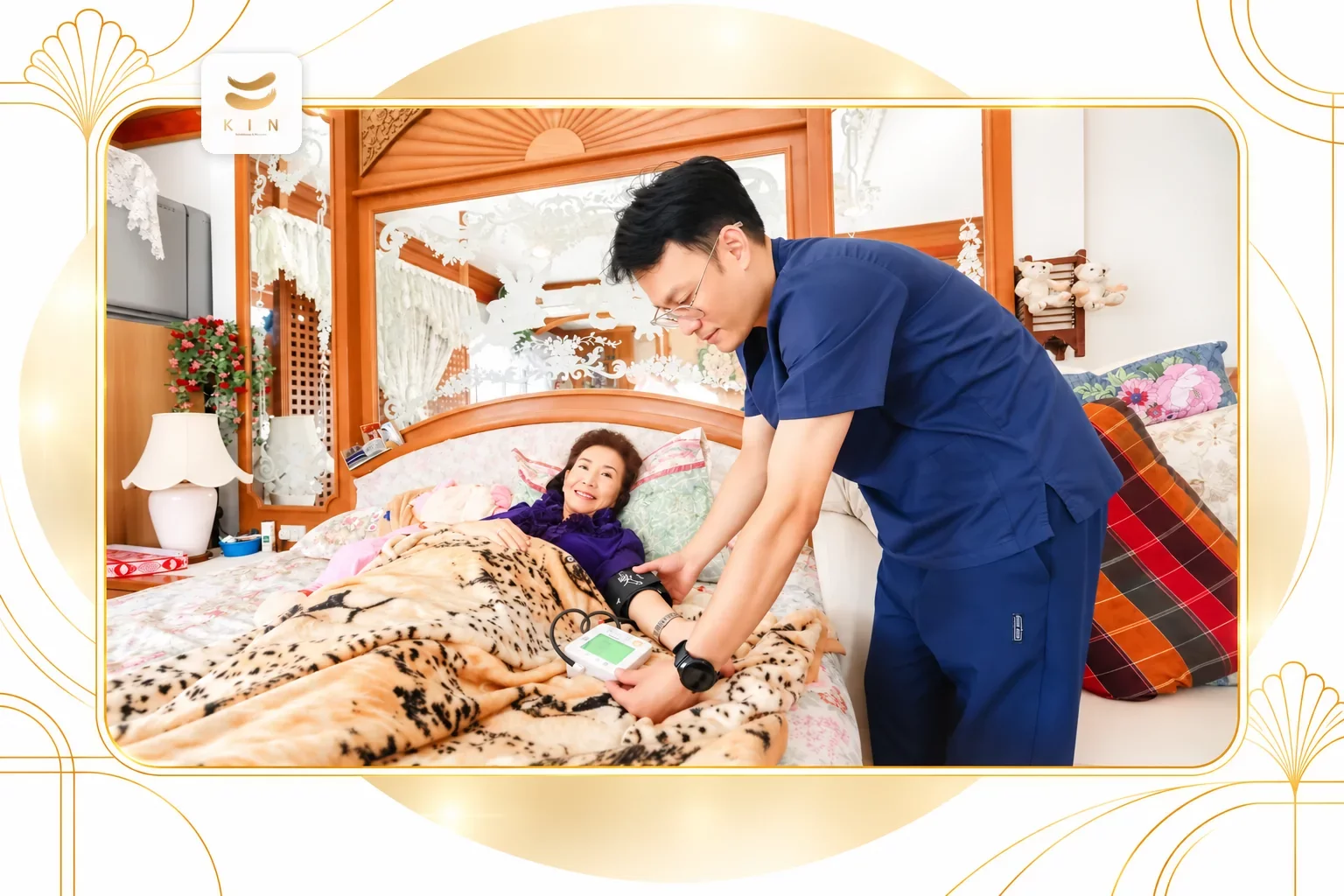 พยาบาลชุดน้ำเงินวัดความดันผู้สูงอายุที่บ้าน KIN HomeCare nurse home visit ศูนย์ฟื้นฟูคิน KIN