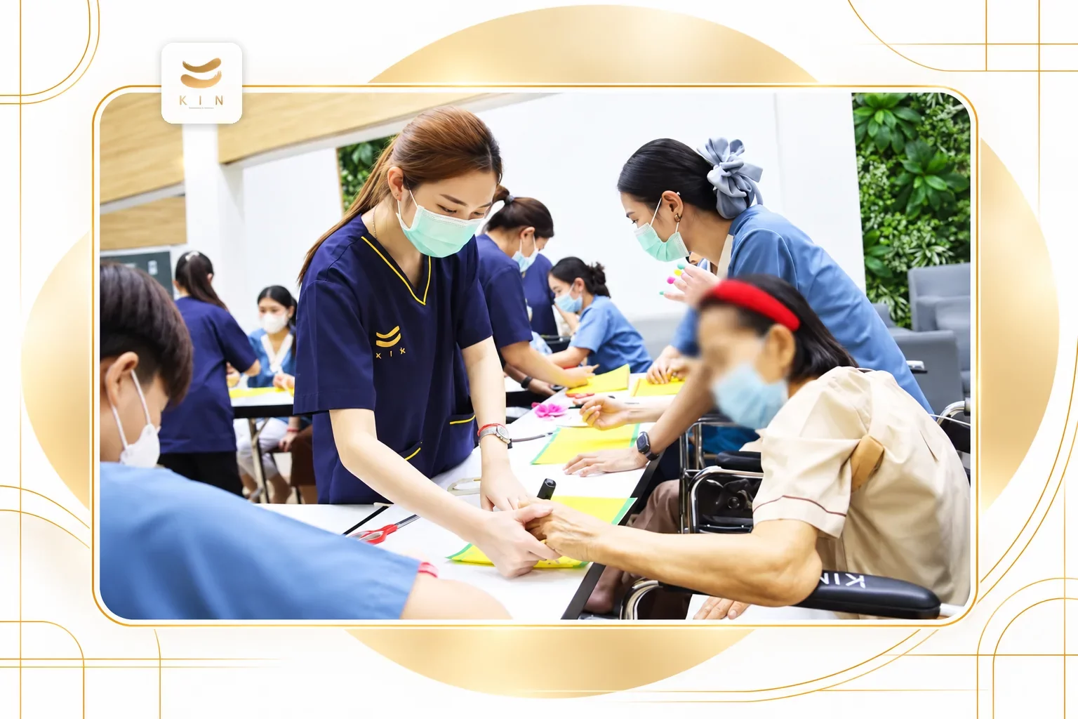 นักบริบาลดูแลผู้สูงอายุทำกิจกรรมฝึกมือในศูนย์ นักบริบาลดูแลผู้สูงอายุทำกิจกรรมฝึกมือในศูนย์ดูแล caregivers with elderly residents activity at care centre ศูนย์ฟื้นฟูคิน KIN