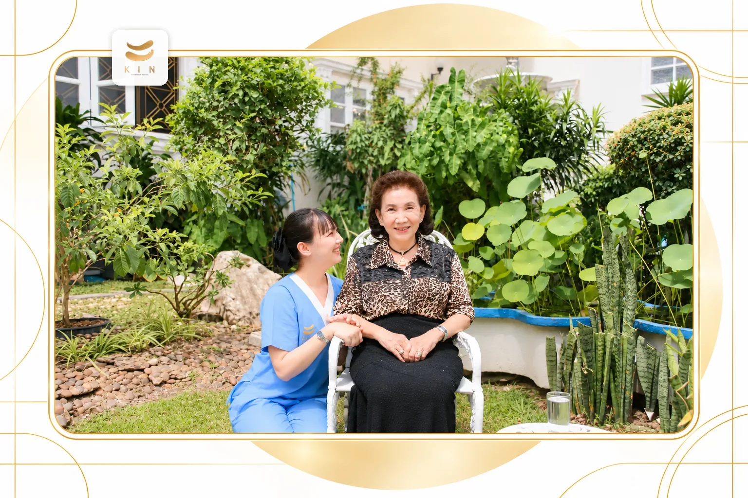 นักบริบาล KIN HomeCare ดูแลผู้สูงอายุในสวนหน้าบ้าน นักบริบาล KIN HomeCare ดูแลผู้สูงอายุที่บ้าน KIN HomeCare caregiver at client home ศูนย์ฟื้นฟูคิน KIN