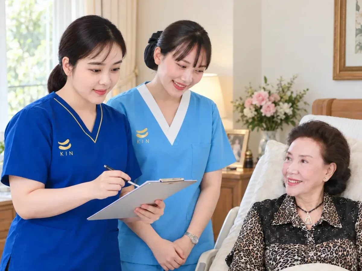 พยาบาลวิชาชีพแนะนำนักบริบาลข้างเตียง KIN HomeCare | Nurse supervising caregiver