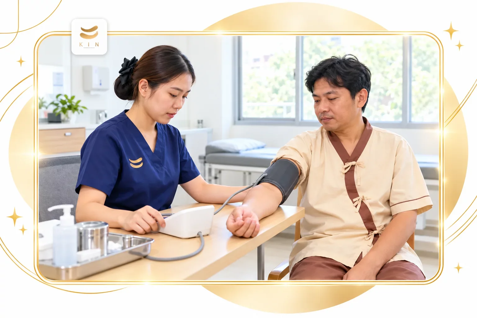 แพทย์วัดความดันโลหิตและประเมินปัจจัยเสี่ยงหลอดเลือด — ประกอบหัวข้อ “แนวทางการทำงานที่ยึดถือ” · ภาพประกอบจากภาพจริงของ KIN Rehabilitation