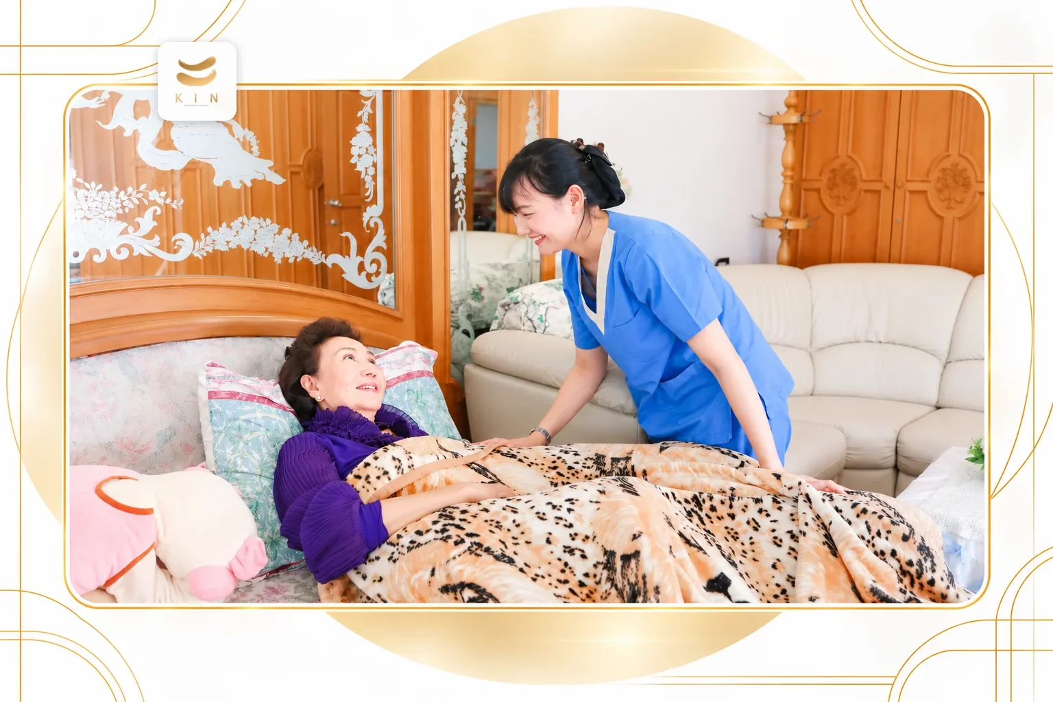 นักบริบาลชุดฟ้าดูแลผู้สูงอายุบนเตียงที่บ้าน KIN HomeCare caregiver at home ศูนย์ฟื้นฟูคิน KIN