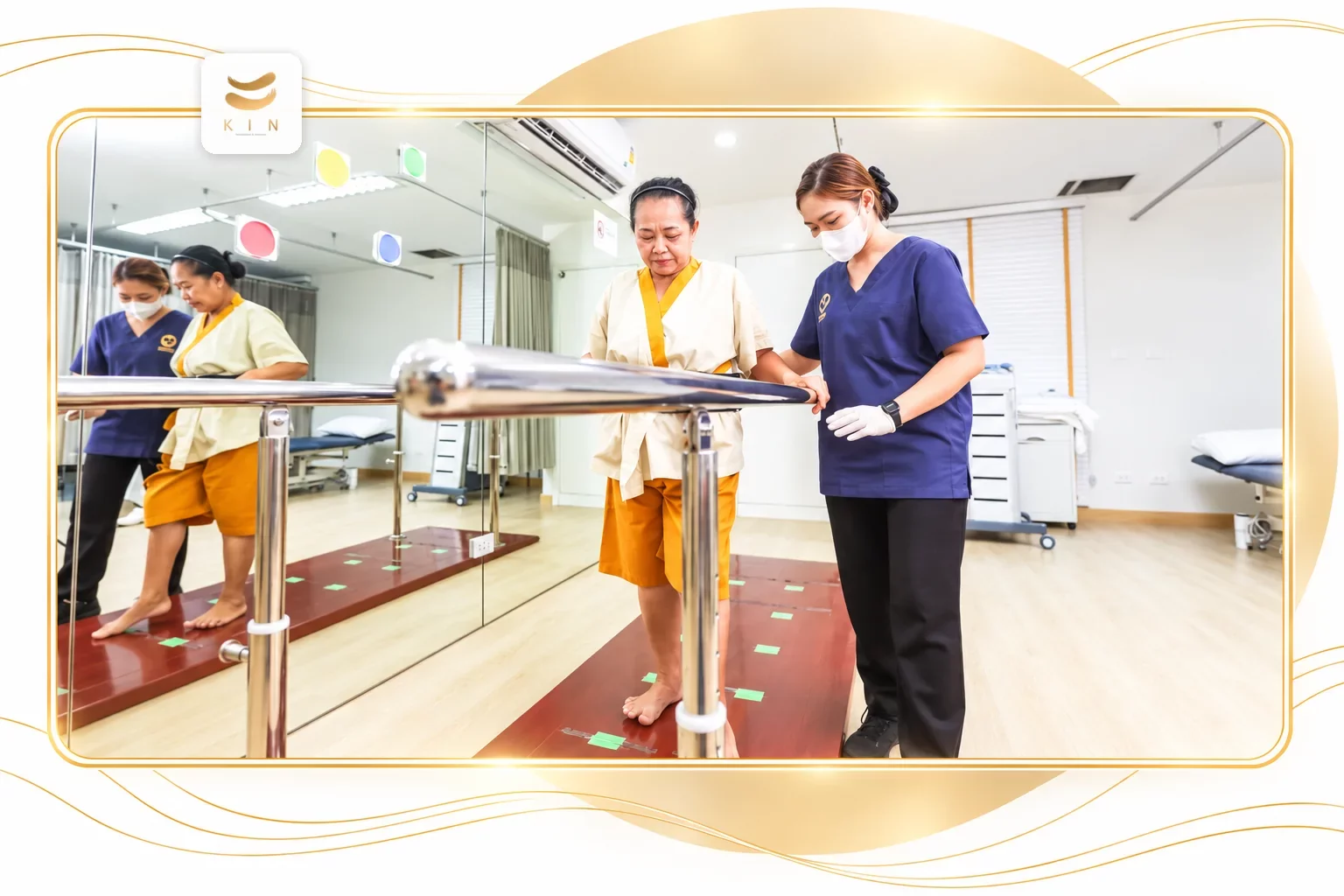 ฟื้นฟูโรคหลอดเลือดสมอง นักกายภาพบำบัด KIN ฝึกเดินกับราวคู่ขนาน · ภาพประกอบจากภาพจริงของ KIN Rehabilitation