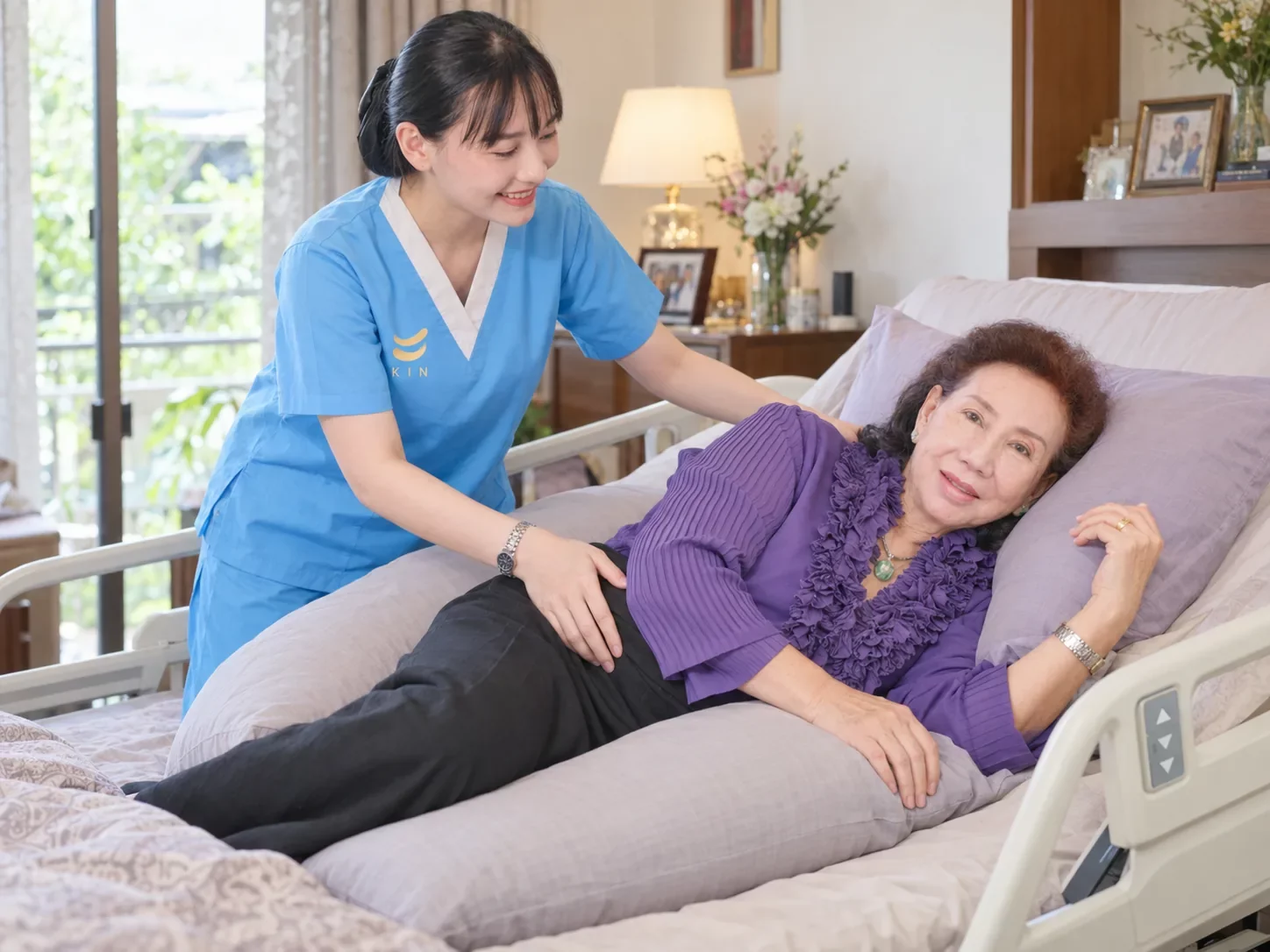 ผู้ดูแลผู้ป่วยติดเตียงที่บ้าน KIN HomeCare | Caregiver repositioning bedridden patient at home
