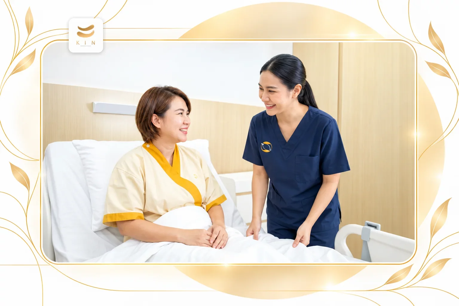 พยาบาล KIN พูดคุยกับผู้รับบริการบนเตียงในศูนย์ดูแลผู้สูงอายุ — ประกอบหัวข้อ “ศูนย์ฟื้นฟูผู้ป่วยสโตรก (Stroke) ราชพฤกษ์ — เลือกอย่างไรให้ฟื้นตัวได้จริง” · ภาพประกอบจากภาพจริงของ KIN Rehabilitation