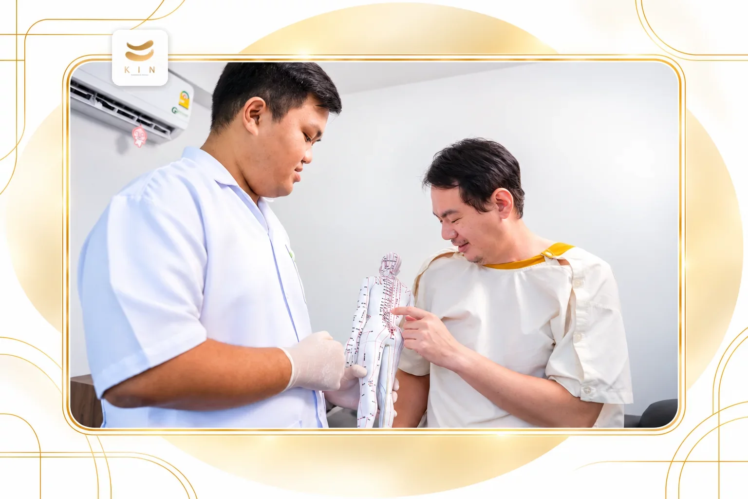 แพทย์แผนจีนตรวจประเมินผู้รับบริการ · ภาพประกอบจากภาพจริงของ KIN Rehabilitation แพทย์แผนจีนตรวจประเมินผู้รับบริการ · ภาพประกอบจากภาพจริงของ KIN Rehabilitation