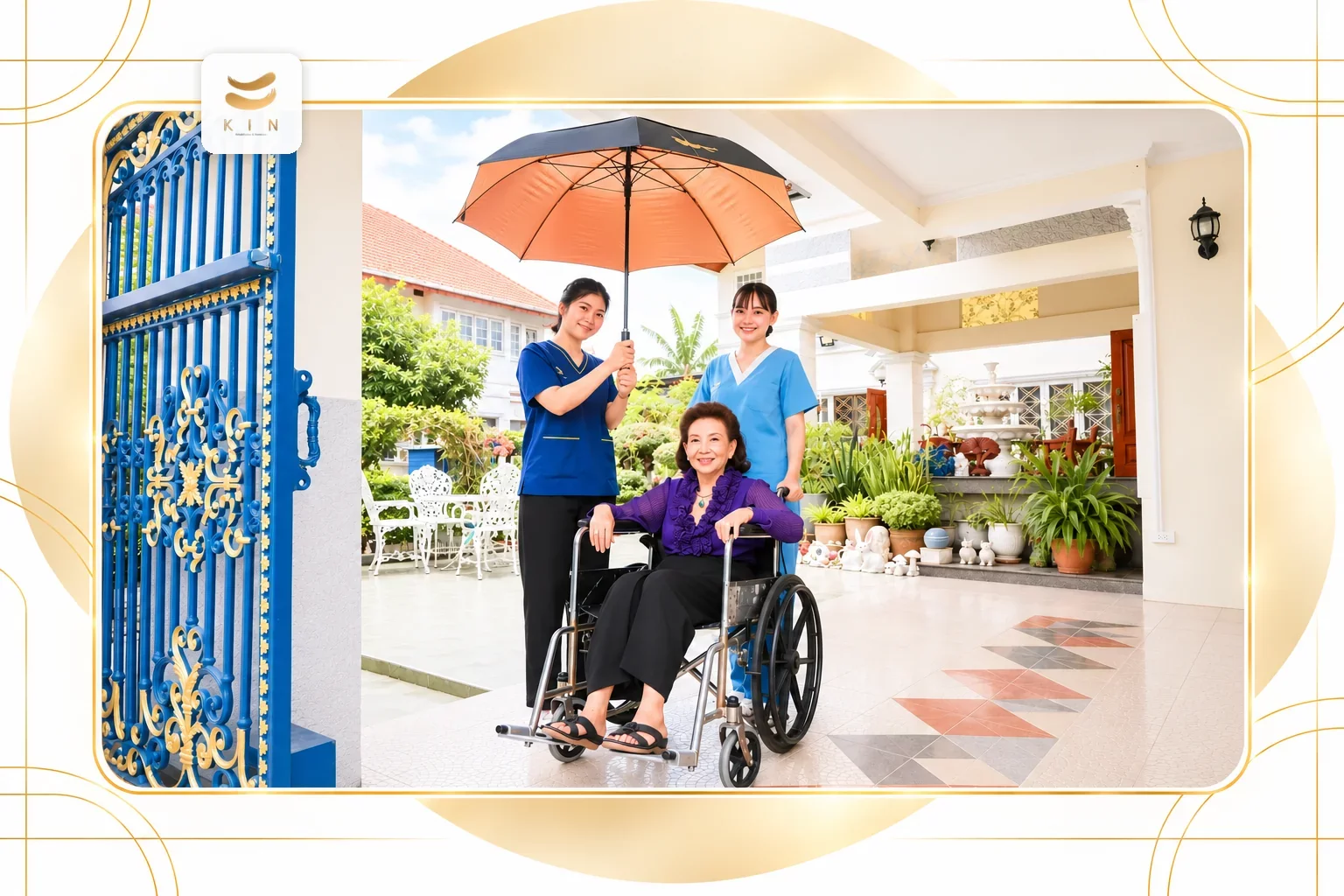 ทีมนักบริบาลและพยาบาล KIN HomeCare ดูแลผู้สูงอายุนั่งรถเข็นหน้าบ้าน KIN HomeCare caregivers and nurse with elderly client ศูนย์ฟื้นฟูคิน KIN