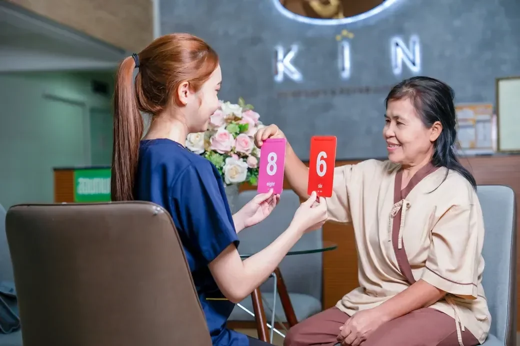 นักกายภาพบำบัด KIN ฝึกฟื้นฟูผู้ป่วยโรคหลอดเลือดสมองรายบุคคล