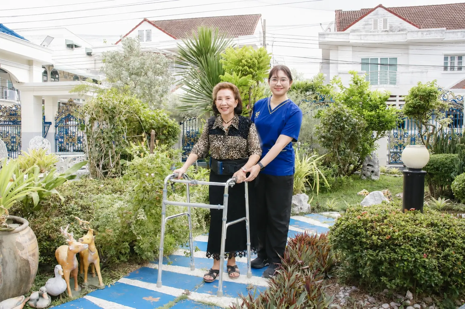 นักกายภาพบำบัด KIN ช่วยผู้สูงอายุฝึกเดิน walker front เสริมกำลังกล้ามเนื้อที่บ้าน