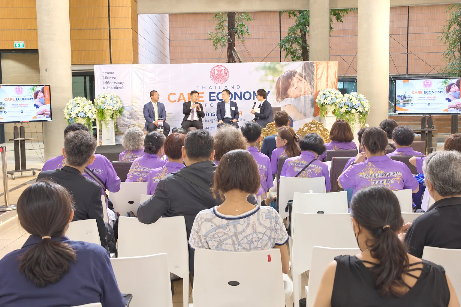 ดร.ธงชัย โชคถนอมทรัพย์ ซีอีโอ KIN ร่วมงาน Thailand Care Economy Forum 2569 กับวิทยากรและผู้แทนภาครัฐ | KIN CEO with fellow speakers at Thailand Care Economy Forum