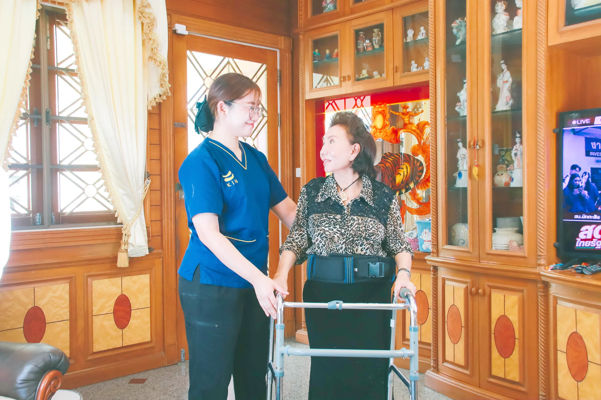 KIN physical therapist explains the rehabilitation plan to the patient and family.