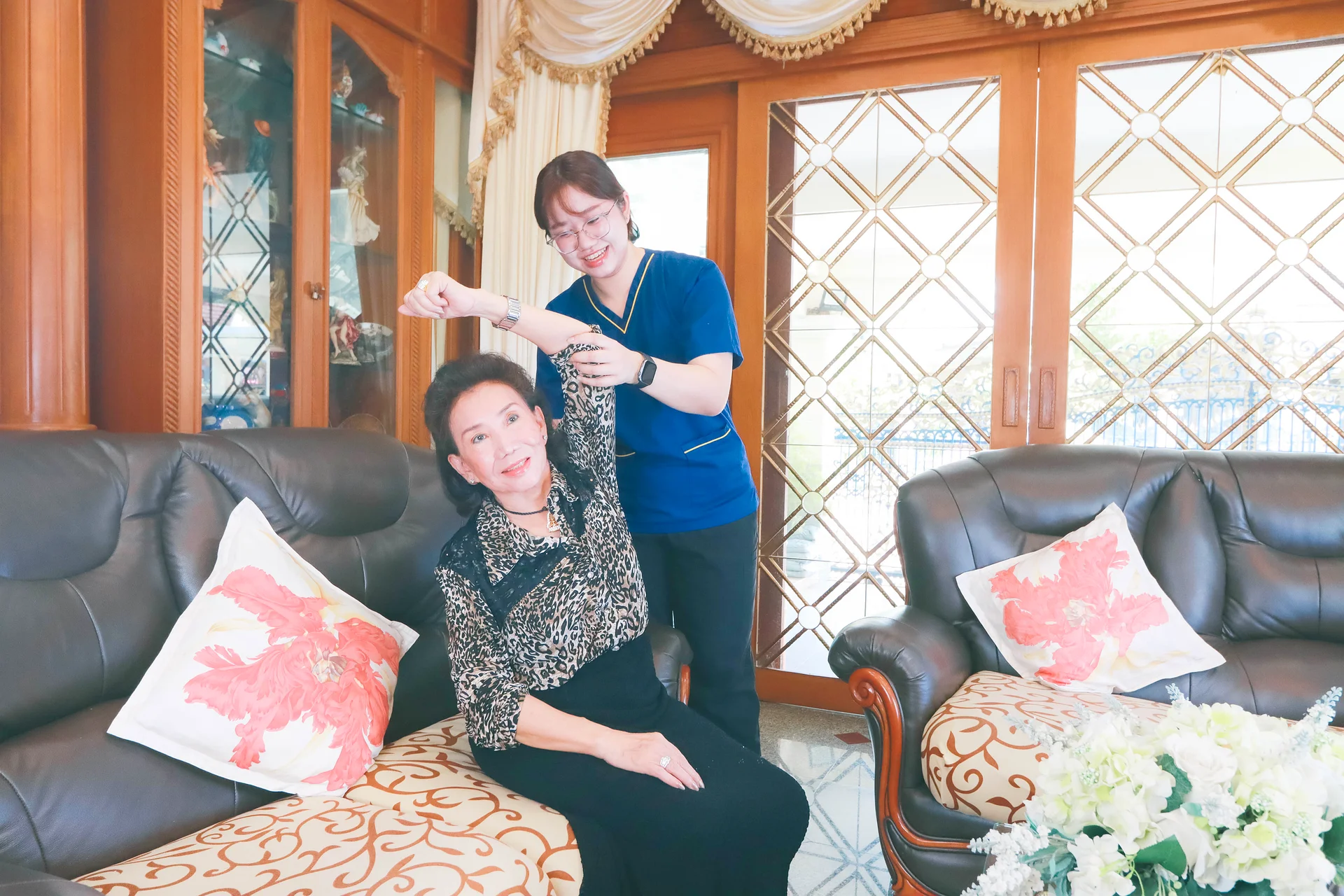 A KIN physical therapist assesses the patient&rsquo;s shoulder range of motion in the home.