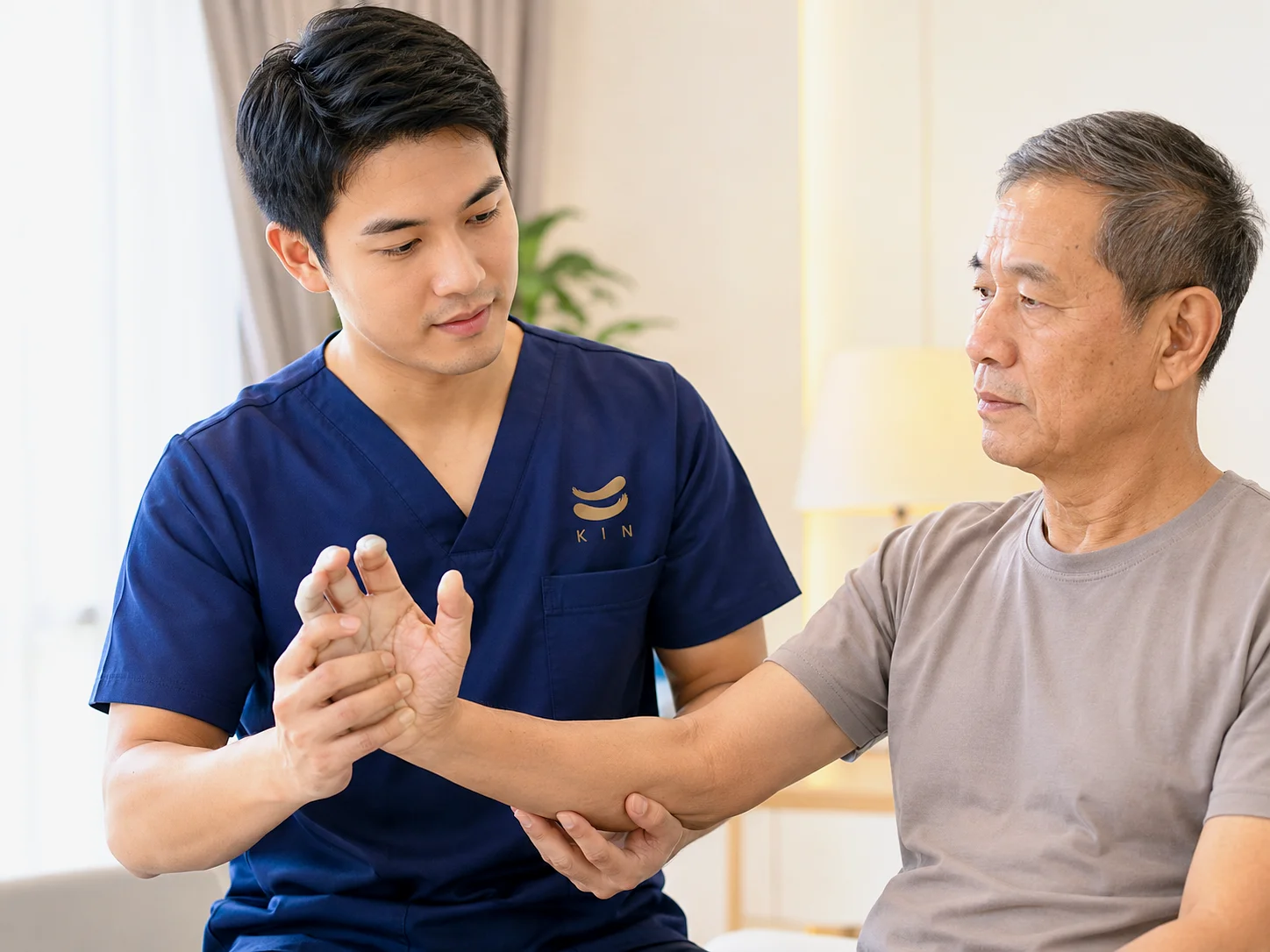นักกายภาพบำบัด KIN ฟื้นฟันมือและแขนผู้ป่วย Stroke ที่มีภาวะเกร็ง