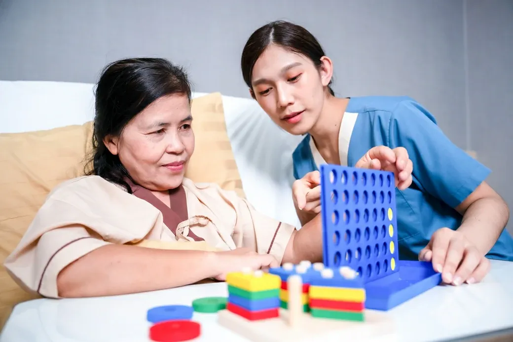 กายภาพบำบัดและฝึกทักษะสมอง — KIN Nursing Home