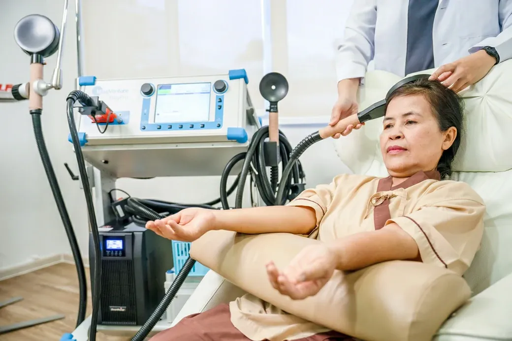 เทคโนโลยี TMS กระตุ้นสมองฟื้นฟูผู้ป่วย Stroke ศูนย์ฟื้นฟูคิน KIN