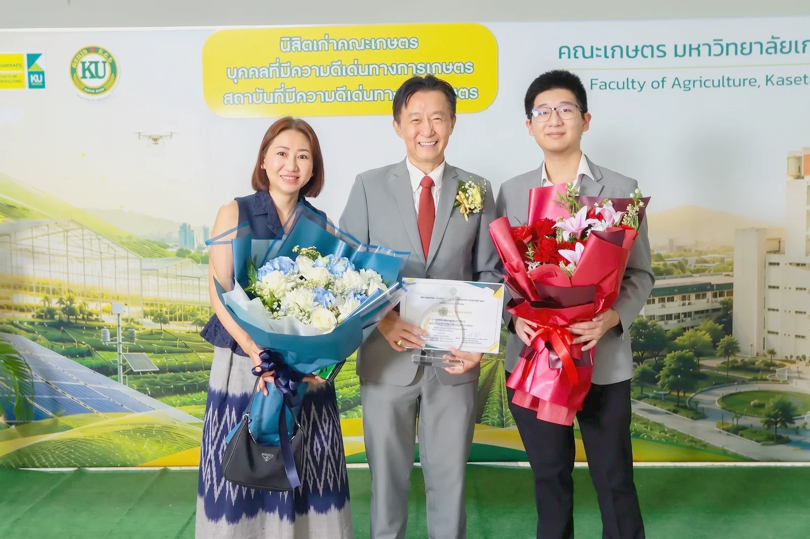 ครอบครัวร่วมแสดงความยินดีกับ ดร.ธงชัย โชคถนอมทรัพย์ ในพิธีมอบรางวัลนิสิตเก่าดีเด่นคณะเกษตร มก. ศูนย์ฟื้นฟูคิน KIN