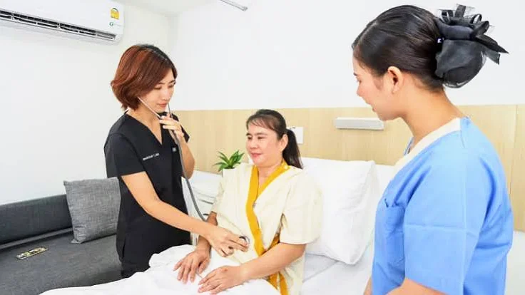 แพทย์ตรวจสุขภาพหลอดเลือดผู้ป่วย ตรวจหลอดเลือดคอ Carotid Ultrasound KIN